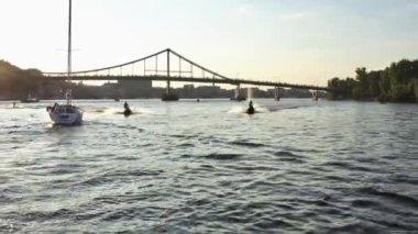 Bir grup jet ski, Dinyeper boyunca Ukrayna bayraklarıyla koşuyor. Yaz. Havadan.