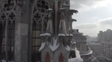 Kışın Gotik tarzı katedral. Ukrayna, Kyiv 'deki Aziz Nicolas Kilisesi. Roma Katolik Kilisesi. Havadan.