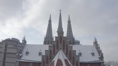 Kışın Gotik tarzı katedral. Ukrayna, Kyiv 'deki Aziz Nicolas Kilisesi. Roma Katolik Kilisesi. Havadan.