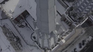 Kışın Gotik tarzı katedral. Ukrayna, Kyiv 'deki Aziz Nicolas Kilisesi. Roma Katolik Kilisesi. Havadan.