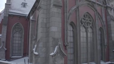 Kışın Gotik tarzı katedral. Ukrayna, Kyiv 'deki Aziz Nicolas Kilisesi. Roma Katolik Kilisesi. Havadan.