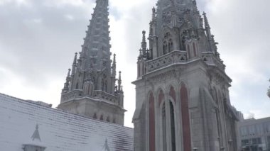 Kışın Gotik tarzı katedral. Ukrayna, Kyiv 'deki Aziz Nicolas Kilisesi. Roma Katolik Kilisesi. Havadan.