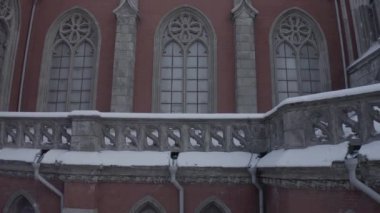 Kışın Gotik tarzı katedral. Ukrayna, Kyiv 'deki Aziz Nicolas Kilisesi. Roma Katolik Kilisesi. Havadan.