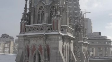 Kışın Gotik tarzı katedral. Ukrayna, Kyiv 'deki Aziz Nicolas Kilisesi. Roma Katolik Kilisesi. Havadan.