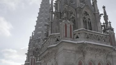Kışın Gotik tarzı katedral. Ukrayna, Kyiv 'deki Aziz Nicolas Kilisesi. Roma Katolik Kilisesi. Havadan.