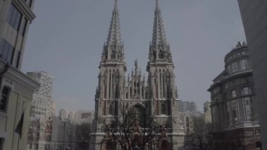 Kışın Gotik tarzı katedral. Ukrayna, Kyiv 'deki Aziz Nicolas Kilisesi. Roma Katolik Kilisesi. Havadan.