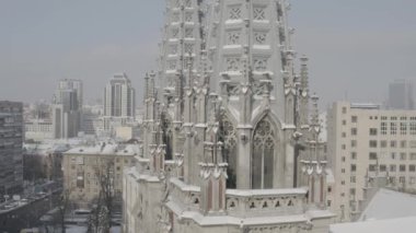 Kışın Gotik tarzı katedral. Ukrayna, Kyiv 'deki Aziz Nicolas Kilisesi. Roma Katolik Kilisesi. Havadan.