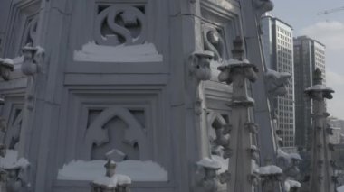 Kışın Gotik tarzı katedral. Ukrayna, Kyiv 'deki Aziz Nicolas Kilisesi. Roma Katolik Kilisesi. Havadan.