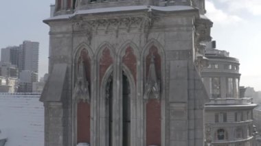 Kışın Gotik tarzı katedral. Ukrayna, Kyiv 'deki Aziz Nicolas Kilisesi. Roma Katolik Kilisesi. Havadan.