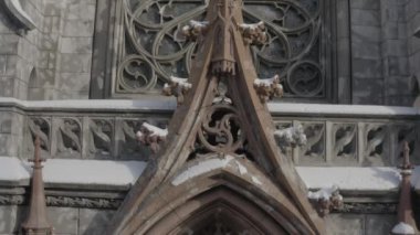 Kışın Gotik tarzı katedral. Ukrayna, Kyiv 'deki Aziz Nicolas Kilisesi. Roma Katolik Kilisesi. Havadan.