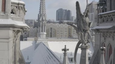 Kışın Gotik tarzı katedral. Ukrayna, Kyiv 'deki Aziz Nicolas Kilisesi. Roma Katolik Kilisesi. Havadan.