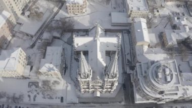 Kışın Gotik tarzı katedral. Ukrayna, Kyiv 'deki Aziz Nicolas Kilisesi. Roma Katolik Kilisesi. Havadan.