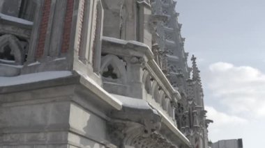 Kışın Gotik tarzı katedral. Ukrayna, Kyiv 'deki Aziz Nicolas Kilisesi. Roma Katolik Kilisesi. Havadan.