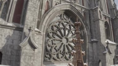 Kışın Gotik tarzı katedral. Ukrayna, Kyiv 'deki Aziz Nicolas Kilisesi. Roma Katolik Kilisesi. Havadan.