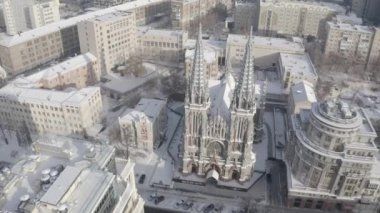 Kışın Gotik tarzı katedral. Ukrayna, Kyiv 'deki Aziz Nicolas Kilisesi. Roma Katolik Kilisesi. Havadan.