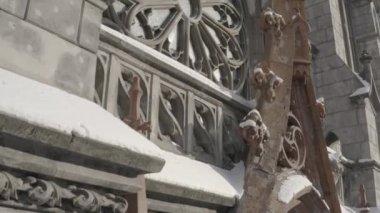 Kışın Gotik tarzı katedral. Ukrayna, Kyiv 'deki Aziz Nicolas Kilisesi. Roma Katolik Kilisesi. Havadan.