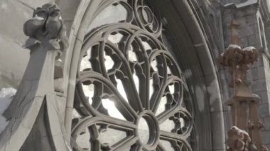 Kışın Gotik tarzı katedral. Ukrayna, Kyiv 'deki Aziz Nicolas Kilisesi. Roma Katolik Kilisesi. Havadan.