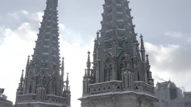 Kışın Gotik tarzı katedral. Ukrayna, Kyiv 'deki Aziz Nicolas Kilisesi. Roma Katolik Kilisesi. Havadan.