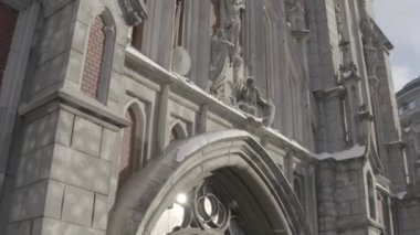 Kışın Gotik tarzı katedral. Ukrayna, Kyiv 'deki Aziz Nicolas Kilisesi. Roma Katolik Kilisesi. Havadan.