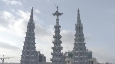 Kışın Gotik tarzı katedral. Ukrayna, Kyiv 'deki Aziz Nicolas Kilisesi. Roma Katolik Kilisesi. Havadan.