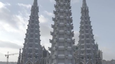 Kışın Gotik tarzı katedral. Ukrayna, Kyiv 'deki Aziz Nicolas Kilisesi. Roma Katolik Kilisesi. Havadan.