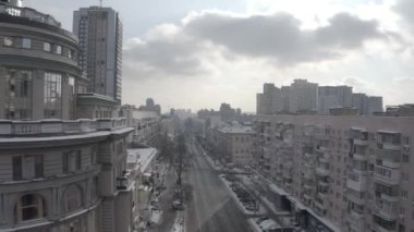 Kışın Gotik tarzı katedral. Ukrayna, Kyiv 'deki Aziz Nicolas Kilisesi. Roma Katolik Kilisesi. Havadan.