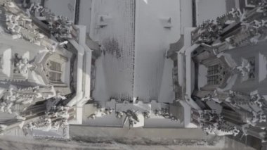 Kışın Gotik tarzı katedral. Ukrayna, Kyiv 'deki Aziz Nicolas Kilisesi. Roma Katolik Kilisesi. Havadan.