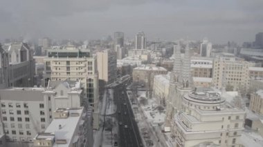 Kışın Gotik tarzı katedral. Ukrayna, Kyiv 'deki Aziz Nicolas Kilisesi. Roma Katolik Kilisesi. Havadan.