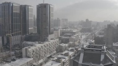 Kışın Gotik tarzı katedral. Ukrayna, Kyiv 'deki Aziz Nicolas Kilisesi. Roma Katolik Kilisesi. Havadan.
