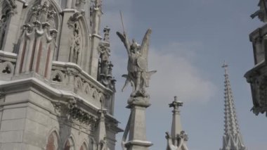 Kışın Gotik tarzı katedral. Ukrayna, Kyiv 'deki Aziz Nicolas Kilisesi. Roma Katolik Kilisesi. Havadan.