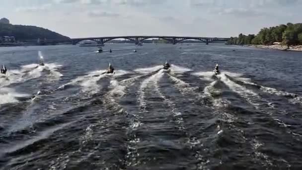 Grupo Motos Acuáticas Precipita Largo Del Dnieper Con Las Banderas — Vídeo de stock