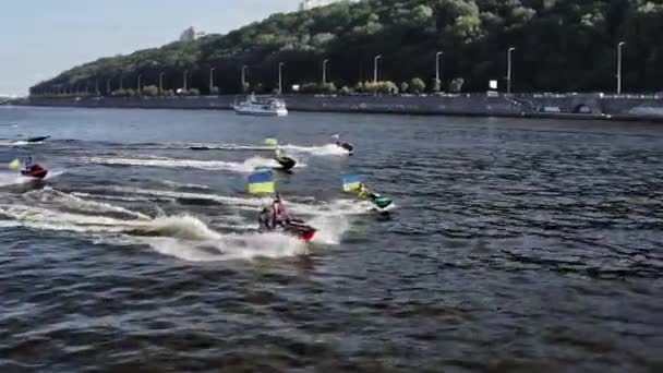 Grupp Jet Skidor Rusar Längs Dnepr Med Flaggorna Ukraina Sommar — Stockvideo