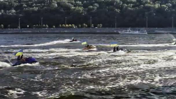 Grupo Motos Acuáticas Precipita Largo Del Dnieper Con Las Banderas — Vídeo de stock