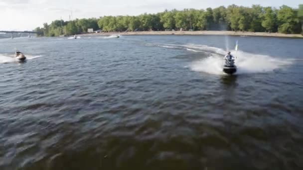 Grupo Motos Acuáticas Precipita Largo Del Dnieper Con Las Banderas — Vídeo de stock