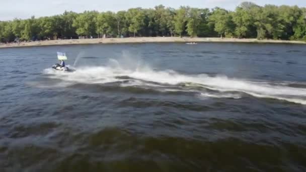 Grupo Motos Acuáticas Precipita Largo Del Dnieper Con Las Banderas — Vídeo de stock