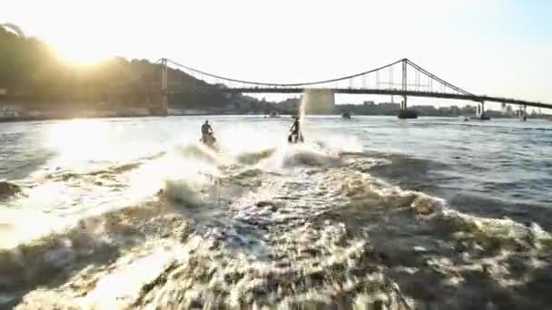 Bir Grup Jet Ski Dinyeper Boyunca Ukrayna Bayraklarıyla Koşuyor Yaz — Stok video