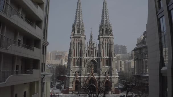 冬季哥特式大教堂 乌克兰基辅的圣尼古拉教堂 罗马天主教教堂 空中业务 — 图库视频影像