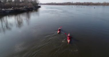 Ukrayna. Kyiv. Nehirde kanoda yüzen bir çift. Sonbahar. Desna Nehri