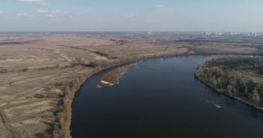Desna Nehri. Havadan. Kyiv. Ukrayna. Sonbahar manzarası.