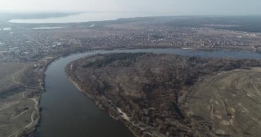 Desna Nehri. Havadan. Kyiv. Ukrayna. Sonbahar manzarası.