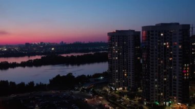 Megapolis. Kyiv şehrindeki modern evler. Ukrayna. İyi geceler. Havadan.