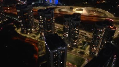 Megapolis. Kyiv şehrindeki modern evler. Ukrayna. İyi geceler. Havadan.
