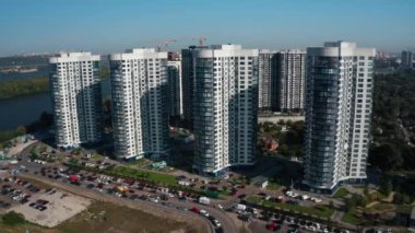 Megapolis. Kyiv şehrindeki modern evler. Ukrayna. Havadan. Yaz