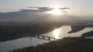 Şehrin Dinyeper Nehri 'ne bakan genel planı. Gün batımı. Yaz. Havadan. Ukrayna. Kyiv. 