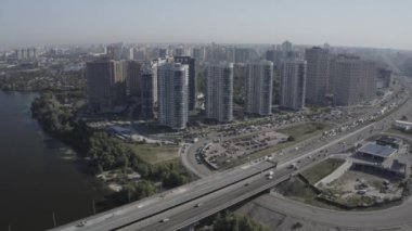 Megapolis. Kyiv şehrindeki modern evler. Ukrayna. Havadan. Yaz