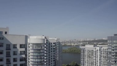 Megapolis. Kyiv şehrindeki modern evler. Ukrayna. Havadan. Yaz