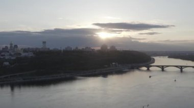 Şehrin Dinyeper Nehri 'ne bakan genel planı. Gün batımı. Yaz. Havadan. Ukrayna. Kyiv.