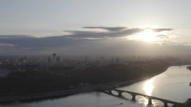 Şehrin Dinyeper Nehri 'ne bakan genel planı. Gün batımı. Yaz. Havadan. Ukrayna. Kyiv.