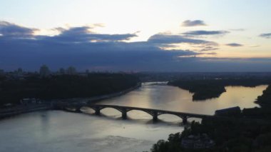 Şehrin Dinyeper Nehri 'ne bakan genel planı. Gün batımı. Yaz. Havadan. Ukrayna. Kyiv.