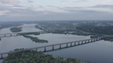Şehrin Dinyeper Nehri 'ne bakan genel planı. Gün batımı. Yaz. Havadan. Ukrayna. Kyiv.